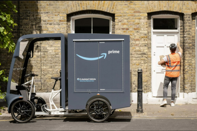 Londyńscy kurierzy Amazona będą dostarczać paczki rowerami elektrycznymi i na piechotę