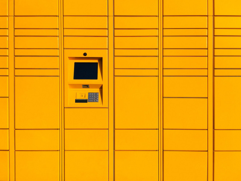 Jak stworzyć automat paczkowy dostępny dla wszystkich? Raport Allegro i Fundacji Avalon