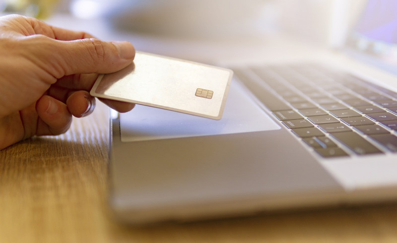 Polacy kupują więcej, ale taniej. Lipcowe dane pokazują nowe oblicze e-commerce