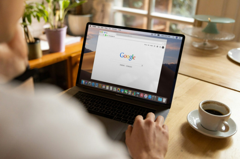 Google wciąż bezkonkurencyjne. ChatGPT nie zastąpił wyszukiwarki