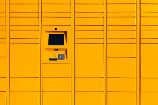 Jak stworzyć automat paczkowy dostępny dla wszystkich? Raport Allegro i Fundacji Avalon