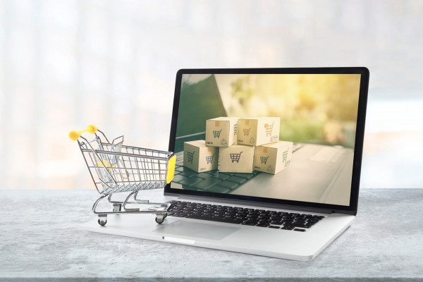Handel detaliczny w 2025 – spadki miesięczne, wzrosty w e-commerce