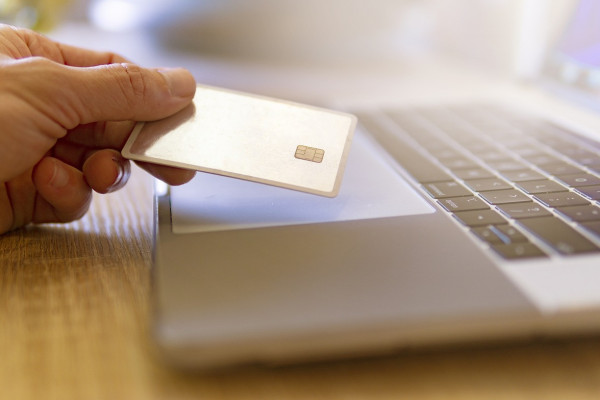 Polacy kupują więcej, ale taniej. Lipcowe dane pokazują nowe oblicze e-commerce