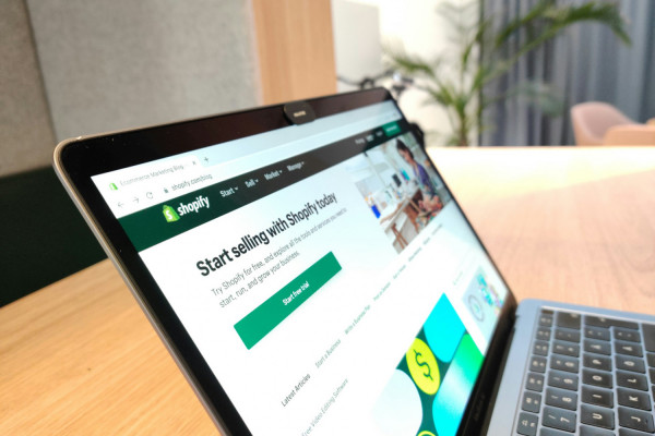 OpenAI i Shopify pracują nad natywnymi zakupami w ChatGPT